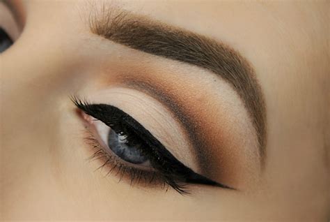 Today's video is an easy cut crease eyeshadow tutorial for beginners. In this video I'll be going step by step on how to create a cut crease eyeshadow look f...